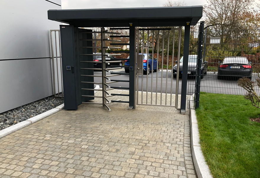 Drehkreuzanlage mit Überdachung
