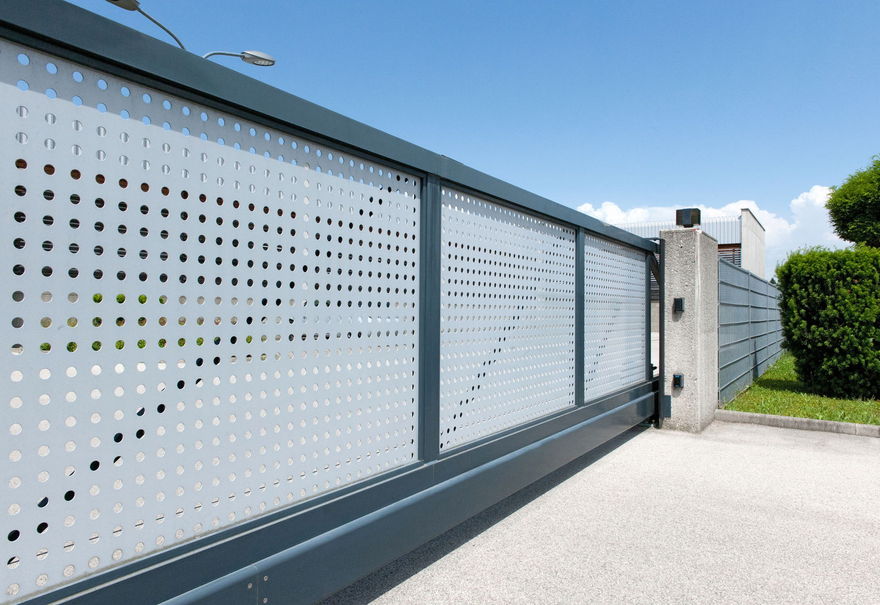 Firmeneinfahrt mit Lochblechfüllung in Sonderlochung