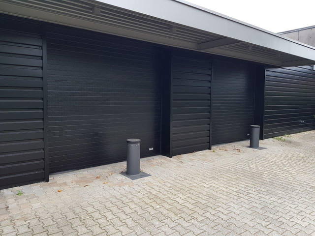 Automatikpoller vor Garagenzeile