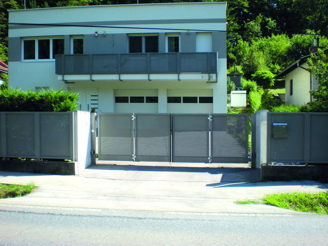 Faltdrehtoranlage mit Lochblechfüllung
