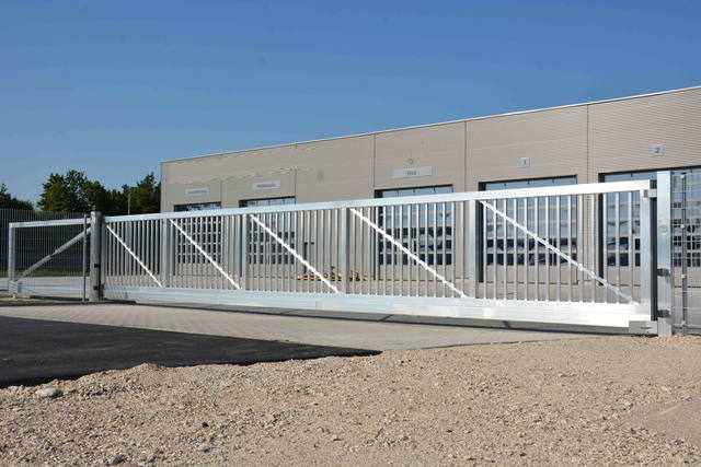 Industrie-Schiebetor Alu natur 12x2m, durchgehender Rahmen im Einspannbereich