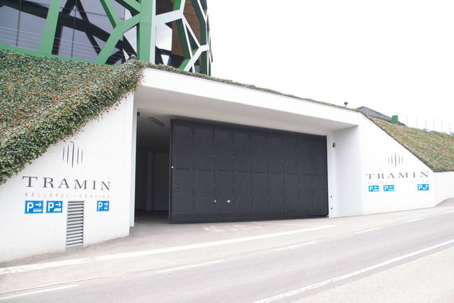 Industrie-Schiebetor mit bauseitiger Lochblechfüllung Außenansicht