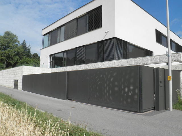 Schiebetore mit Lochblechfüllung
